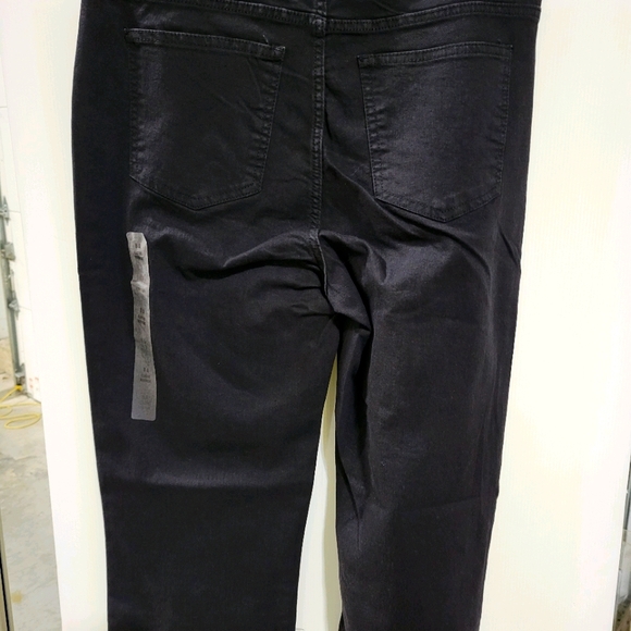 *NWT WOMAN'S Laura Scott Bootcut and straight leg cut jeans. Multiple sizes - Picture 2 of 2